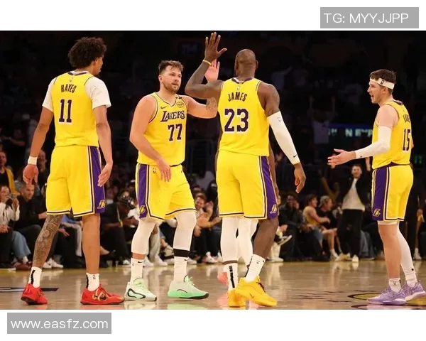 东契奇抢断妙传 詹姆斯上篮得手