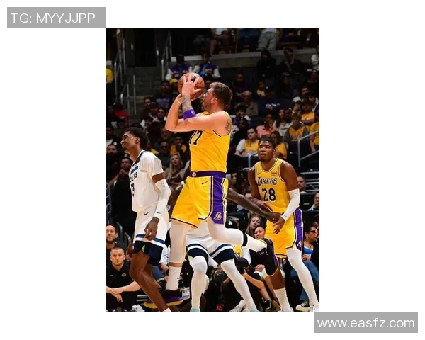 东契奇给里夫斯展示他受伤的手指，里夫斯惊呼：卧艹