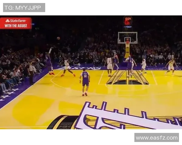 詹姆斯突破妙传 里夫斯三分应声入网