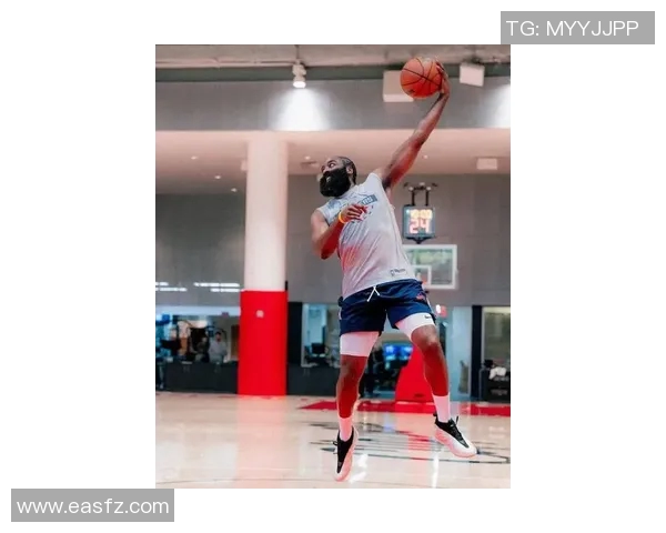 心情不错！哈登INS晒个人训练照&登机照 面带笑容